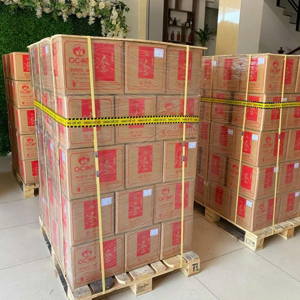 Thùng rượu Song Lộc Yên Tử đóng pallet giao buôn cho các đối tác nhà hàng F&B