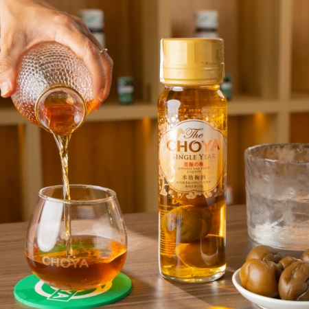 Rượu mơ Choya Nhật Bản - Cảnh rót rượu và chai Choya